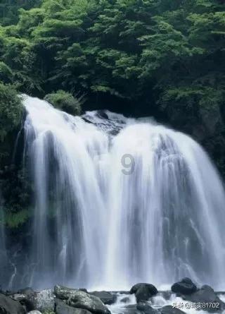 男生跟暗恋的女生不是一个班的，可为什么他却邀请她进自己班的同学聊天群？他这是什么意思？他很喜欢她？